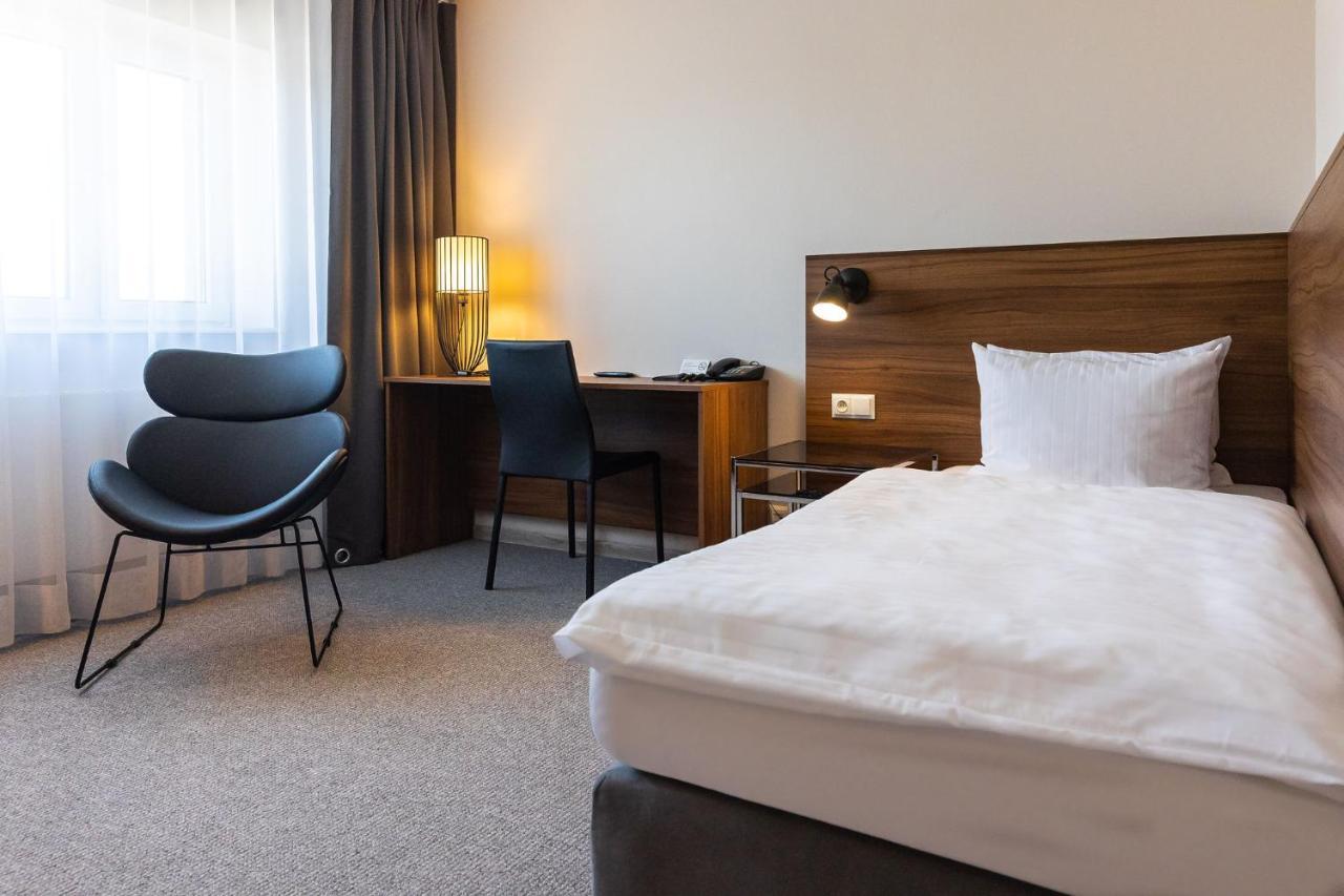 Hotel Santin Белхатув Екстер'єр фото