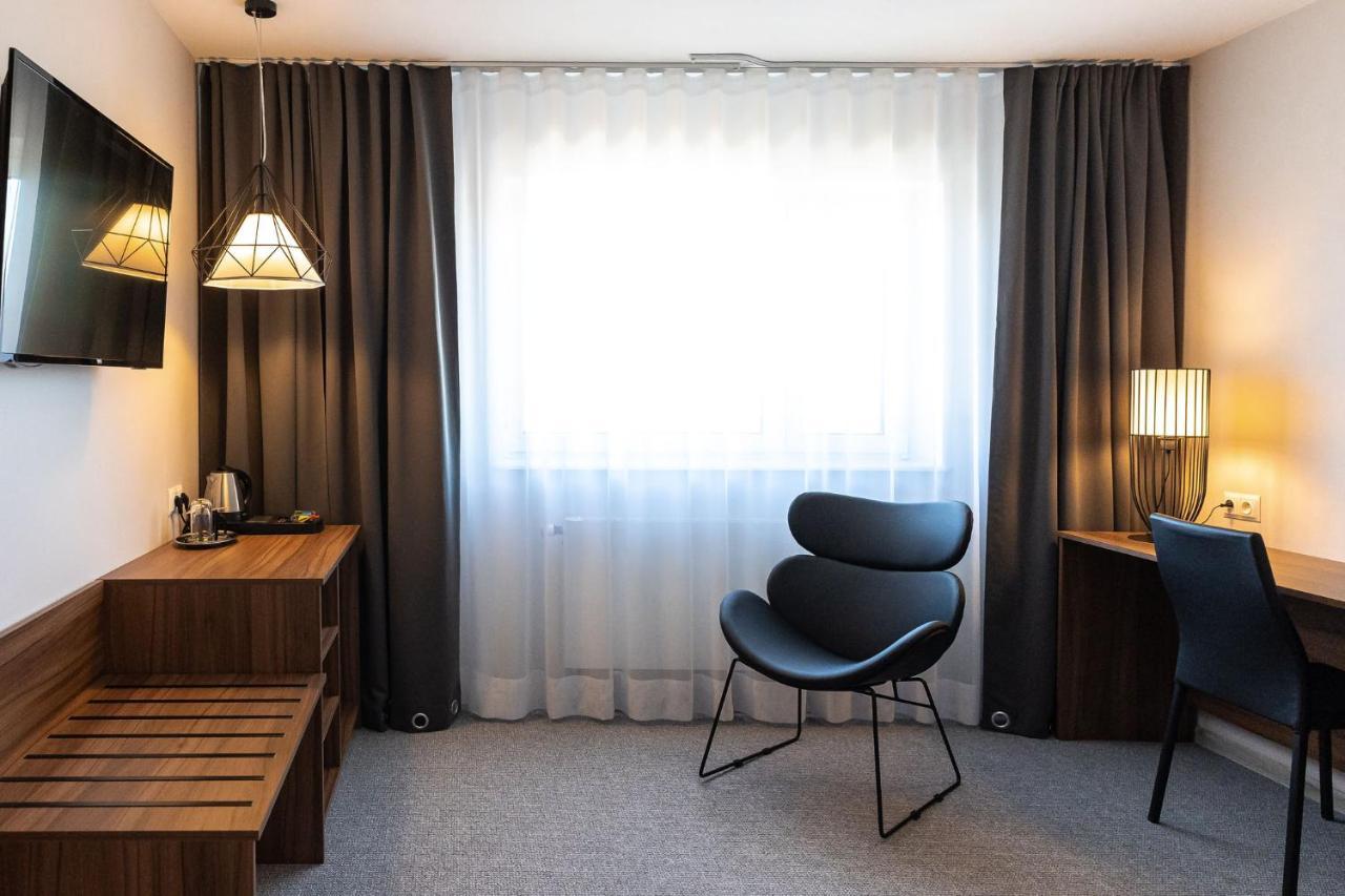 Hotel Santin Белхатув Екстер'єр фото