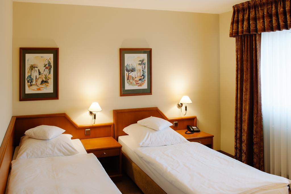 Hotel Santin Белхатув Екстер'єр фото