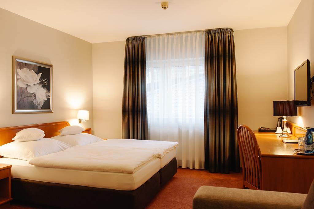 Hotel Santin Белхатув Екстер'єр фото