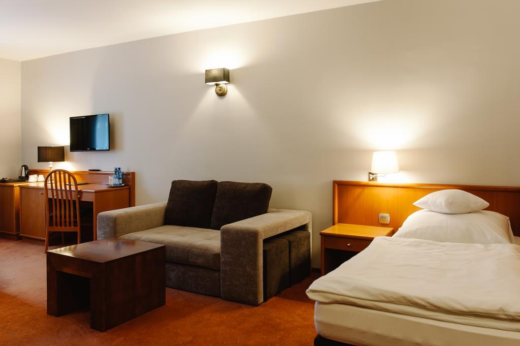 Hotel Santin Белхатув Екстер'єр фото
